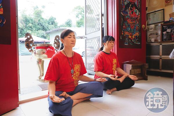 從事美容業的小柔（左）大半輩子都在替家人背債，曾經想過人生到此為止，開始「修行」後慢慢轉念。