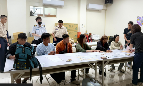 ▲6名逾期停留的泰籍男女前往海邊戲水因掛失竊車牌遭海巡盯上。（圖／海巡提供）