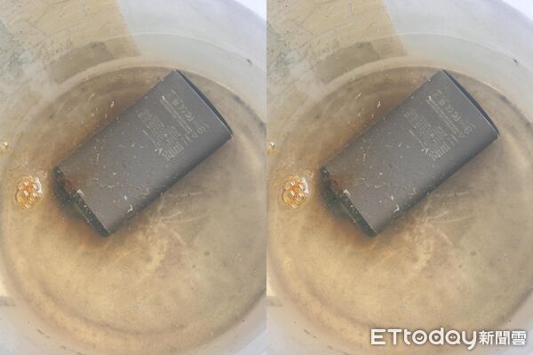 ▲他將行動電源放進水裡加鹽。（圖／chianchu99授權引用）