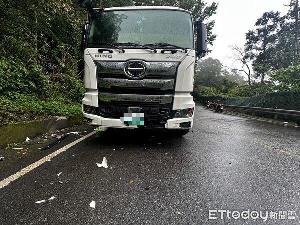 ▲▼北宜公路騎士過彎打滑到對向，遭大貨車撞斃。（圖／記者黃彥傑翻攝）