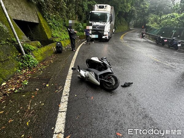 ▲▼北宜公路騎士過彎打滑到對向，遭大貨車撞斃。（圖／記者黃彥傑翻攝）