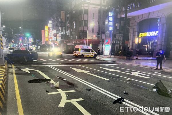 ▲台南市永康區中正北路與中正七街口11日凌晨發生機車與自小客車碰撞事故，警方到場處理並釐清肇事原因。（記者林東良翻攝，下同）