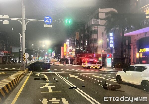 ▲台南市永康區中正北路與中正七街口11日凌晨發生機車與自小客車碰撞事故，警方到場處理並釐清肇事原因。（記者林東良翻攝，下同）