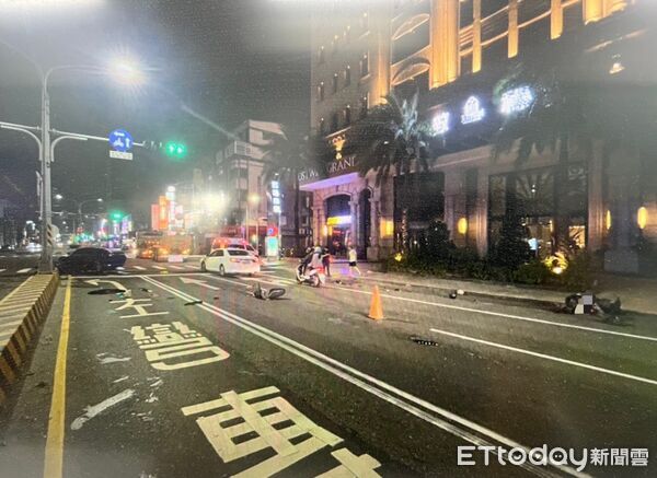 ▲台南市永康區中正北路與中正七街口11日凌晨發生機車與自小客車碰撞事故，警方到場處理並釐清肇事原因。（記者林東良翻攝，下同）