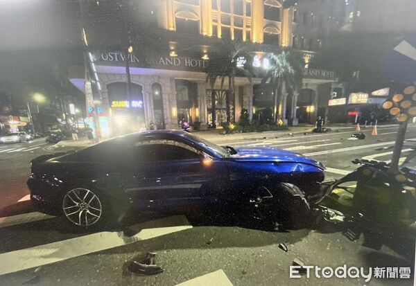 ▲台南市永康區中正北路與中正七街口11日凌晨發生機車與自小客車碰撞事故，警方到場處理並釐清肇事原因。（記者林東良翻攝，下同）