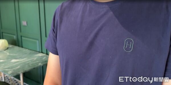 ▲台南一家旅社房務人員進房整理時，驚見房內疑似有蛇，嚇得當場尖叫，後來用掃把確認才發現是逼真蛇形道具。（記者林東良翻攝，下同）