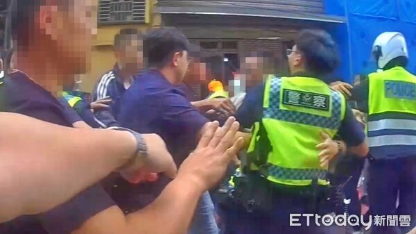 ▲宮廟私設紅壇接駕爆推擠 瑞芳警築人牆強勢隔離。（圖／記者郭世賢翻攝）