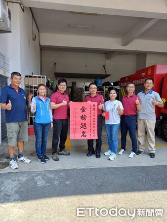 ▲台南市消防之友會第二辦事處偕同消防局第二大隊前往六甲分隊，表揚隊員林子翔錄取中央警察大學第30期消佐班第二類組。（記者林東良翻攝，下同）