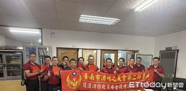 ▲台南市消防之友會第二辦事處偕同消防局第二大隊前往六甲分隊，表揚隊員林子翔錄取中央警察大學第30期消佐班第二類組。（記者林東良翻攝，下同）