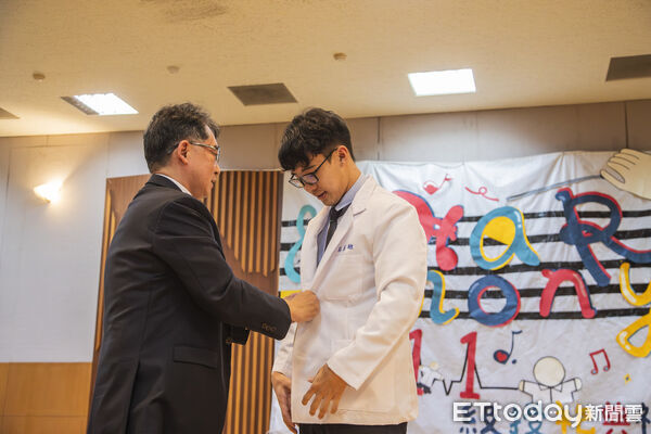 ▲▲嘉南藥理大學藥學系舉行111級藥師授袍典禮，222名藥學生披上象徵責任與使命的藥師白袍。（記者林東良翻攝，下同）