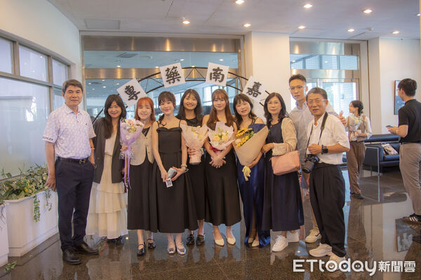 ▲▲嘉南藥理大學藥學系舉行111級藥師授袍典禮，222名藥學生披上象徵責任與使命的藥師白袍。（記者林東良翻攝，下同）