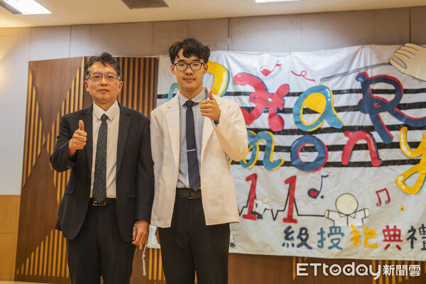 ▲▲嘉南藥理大學藥學系舉行111級藥師授袍典禮，222名藥學生披上象徵責任與使命的藥師白袍。（記者林東良翻攝，下同）