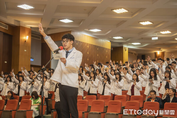 ▲▲嘉南藥理大學藥學系舉行111級藥師授袍典禮，222名藥學生披上象徵責任與使命的藥師白袍。（記者林東良翻攝，下同）