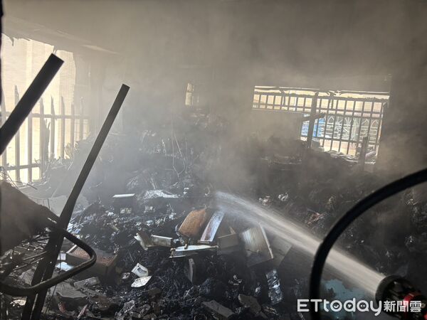 ▲台南市北區北門路二段527巷一處住宅大樓11日中午發生火警，消防局出動18車38人前往搶救。（記者林東良翻攝）
