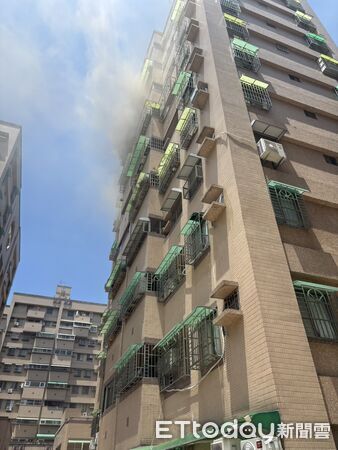 ▲台南市北區北門路二段527巷一處住宅大樓11日中午發生火警，消防局出動18車38人前往搶救。（記者林東良翻攝）