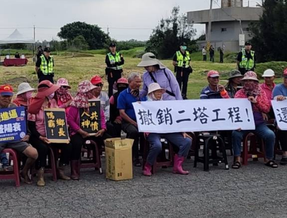 ▲大城鄉頂庄村第二納骨塔動土，自救會場外抗議。（圖／民眾提供）
