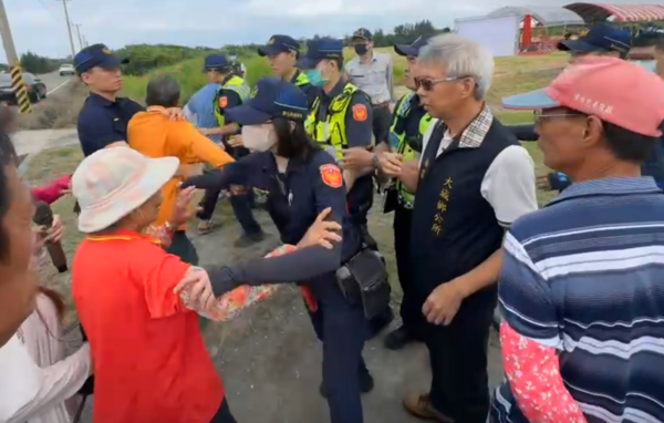 ▲大城鄉頂庄村第二納骨塔動土，自救會場外抗議。（圖／民眾提供）