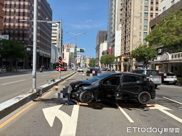 ▲▼高雄男自撞燈桿竟棄車逃　狡猾逃4小時被逮「一測又是毒駕」      。（圖／記者賴文萱翻攝）