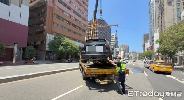▲▼高雄男自撞燈桿竟棄車逃　狡猾逃4小時被逮「一測又是毒駕」      。（圖／記者賴文萱翻攝）