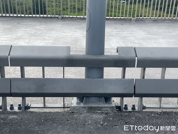 ▲▼淡江大橋護欄已完成漸變銜接及收邊處理。（圖／公路局提供）