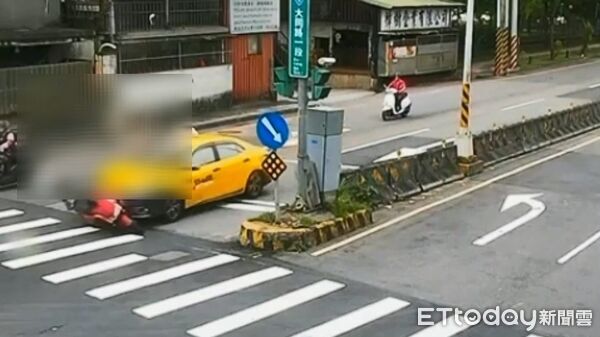 ▲汐止一機車連切兩車道轉彎遭後方計程車撞飛。（圖／記者張君豪翻攝）