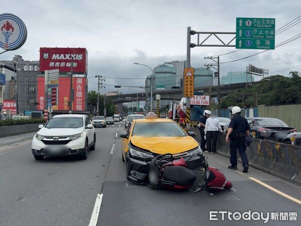 ▲汐止一機車連切兩車道轉彎遭後方計程車撞飛。（圖／記者張君豪翻攝）