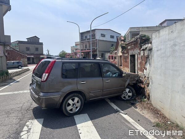 ▲▼ 金門縣金城鎮前水頭路段發生一起酒駕撞上民宅車禍事故。（圖／金門縣警察局金城分局提供）