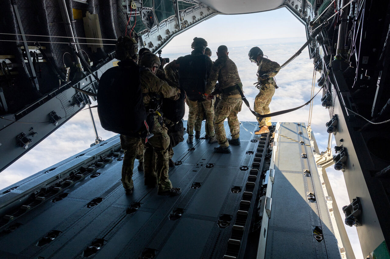 首次!英軍傘兵空降「最偏遠島嶼」 緊急救援漢他病毒疑似病例