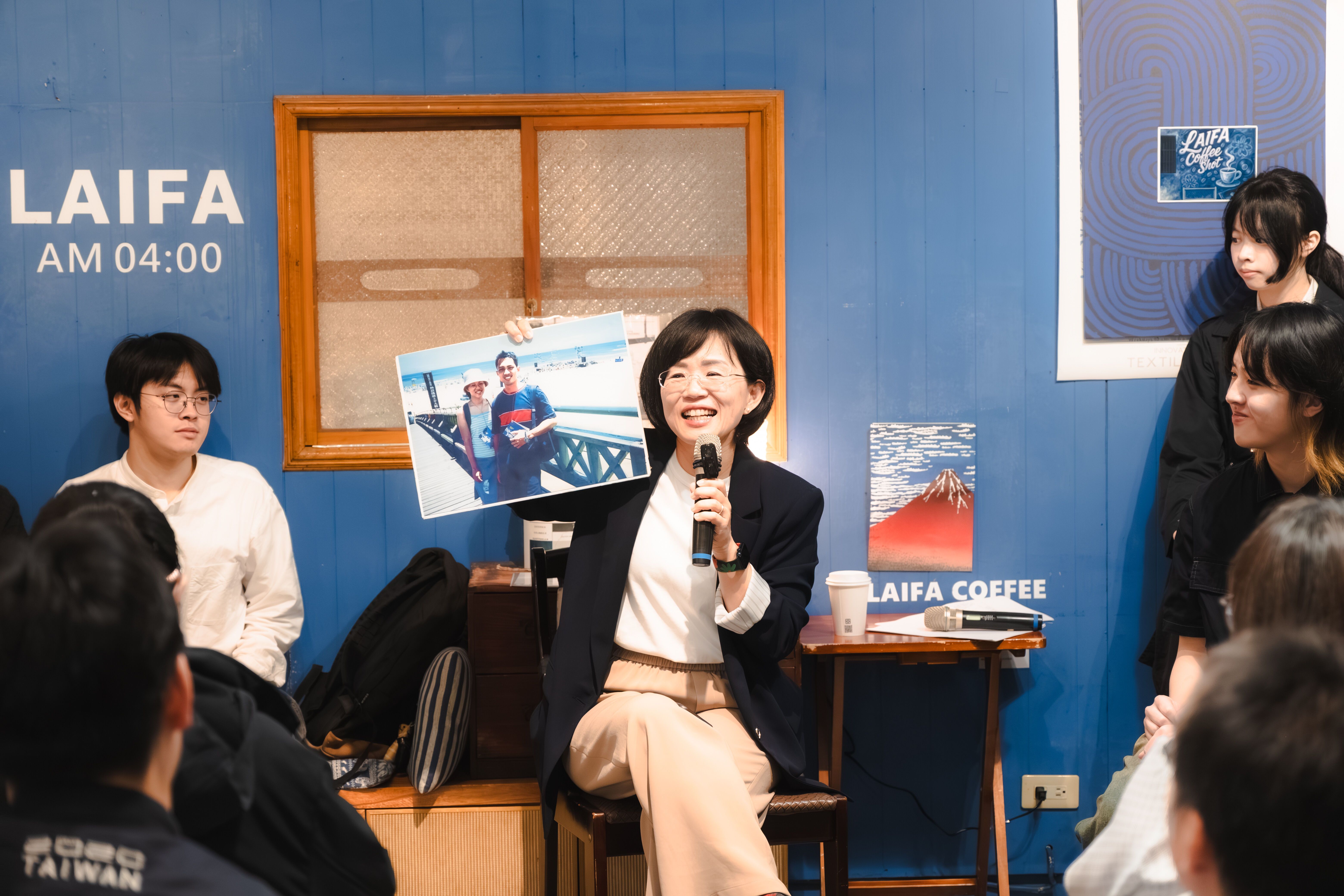 ▲▼民進黨新北市長參選人、立委蘇巧慧11日晚間受邀出席由國立台北大學公共行政暨政策學系系學會舉辦「政治實務名人講座」，並分享與先生26年前的青澀照片。（圖／蘇巧慧辦公室提供）