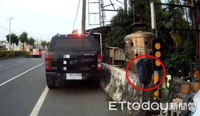 背包遺落排水溝旁急壞失主 東港警火速尋回助物歸原主