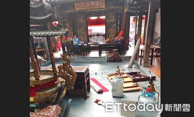台中萬和宮遭砸！男抓狂「掃落神尊」嚇壞信眾　現場慘狀曝