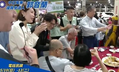 爆徐國勇領沈伯洋母親節敬酒跑桌　賴苡任諷：老母雞帶母雞？