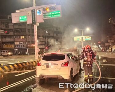 台中深夜火燒車！轎車引擎室起火　駕駛跳車逃命