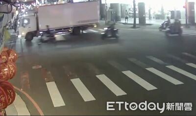 起步互不讓！騎士氣炸加速攔截大貨車釀擦撞...幸僅後照鏡碎裂