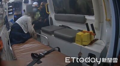 花蓮女遇攔檢裝病！警call救護車揭穿通緝身分　還搜出喪屍煙彈