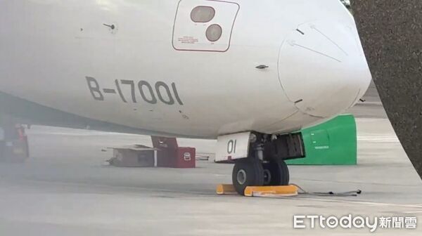 ▲立榮航空一架ATR 70人座客機起飛前液壓系統出現警報，航空公司隨即終止起飛程序。（圖／記者楊晨東翻攝，下同）