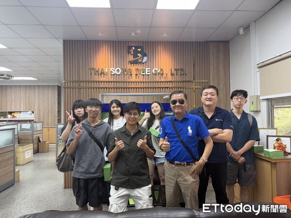 ▲國立高雄大學師生參訪校友企業泰雙利紙器印刷有限公司。（圖／記者許宥孺翻攝）