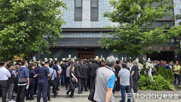 ▲▼女警陳芊雯今告別式　近百警板橋淚送別、林炎田到場。（圖／記者黃彥傑翻攝）