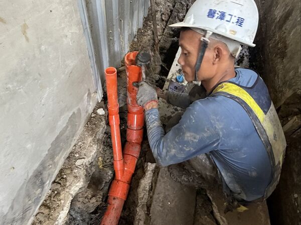 ▲新北水利局8度現勘促違建自拆 土城60戶污水接管告別惡臭。（圖／新北市水利局提供）