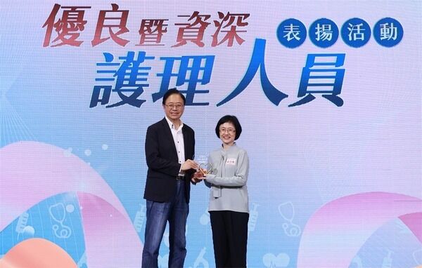▲長庚首位感染管制護理長邱月璧護師節獲表揚