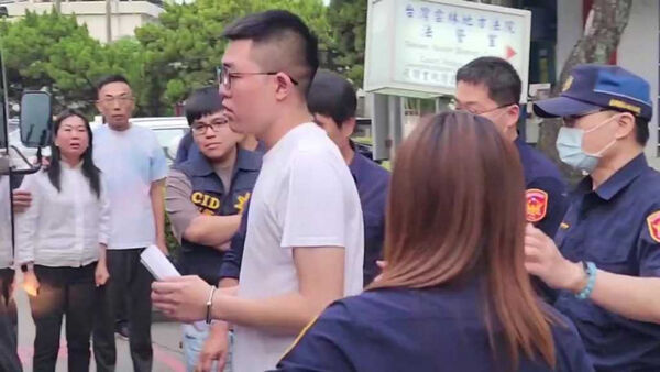 副議長蔡咏鍀之子蔡晉財涉聚眾圍毆而遭羈押禁見，在母親的淚眼下走上囚車。（圖／翻攝中時新聞網）