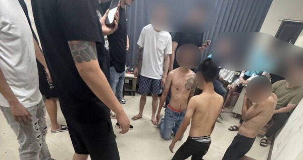 雲林縣副議長蔡咏鍀之子蔡晉財在地方上橫行霸道，甚至曾將藝閣工作人員押到招待所逼3人下跪，朝天宮多位董事還在旁欣賞。（圖／民眾提供）