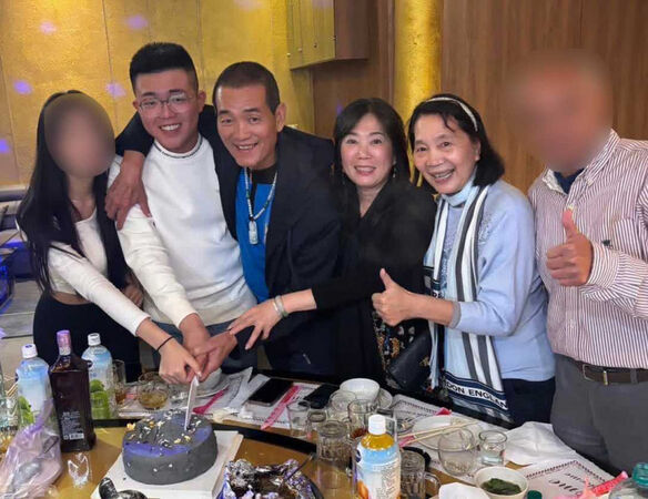 蔡晉財（左2）父親是雲林副議長蔡咏鍀（左3），媽媽是北港鎮民代表會主席（右3）黃美蘭，姑姑是民眾黨立委蔡春綢（右2），家族勢力可說是「喊水會結凍」。（圖／翻攝蔡晉財臉書）