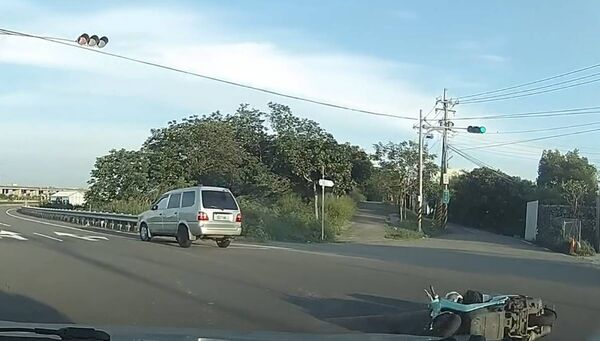 ▲休旅車闖紅燈與機車發生碰撞。（圖／翻攝自threads／taizichangqin.tw授權提供）