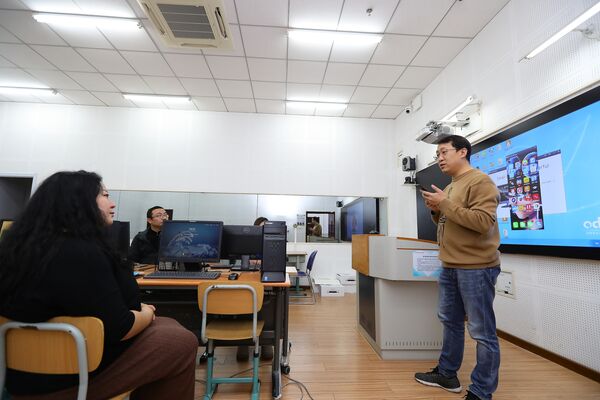 ▲大陸教師學習AI技能。（圖／CFP）