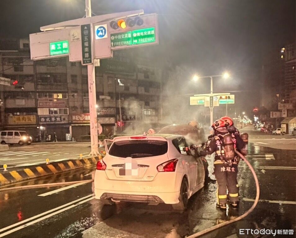 台中深夜火燒車!轎車引擎室起火 駕駛跳車逃命
