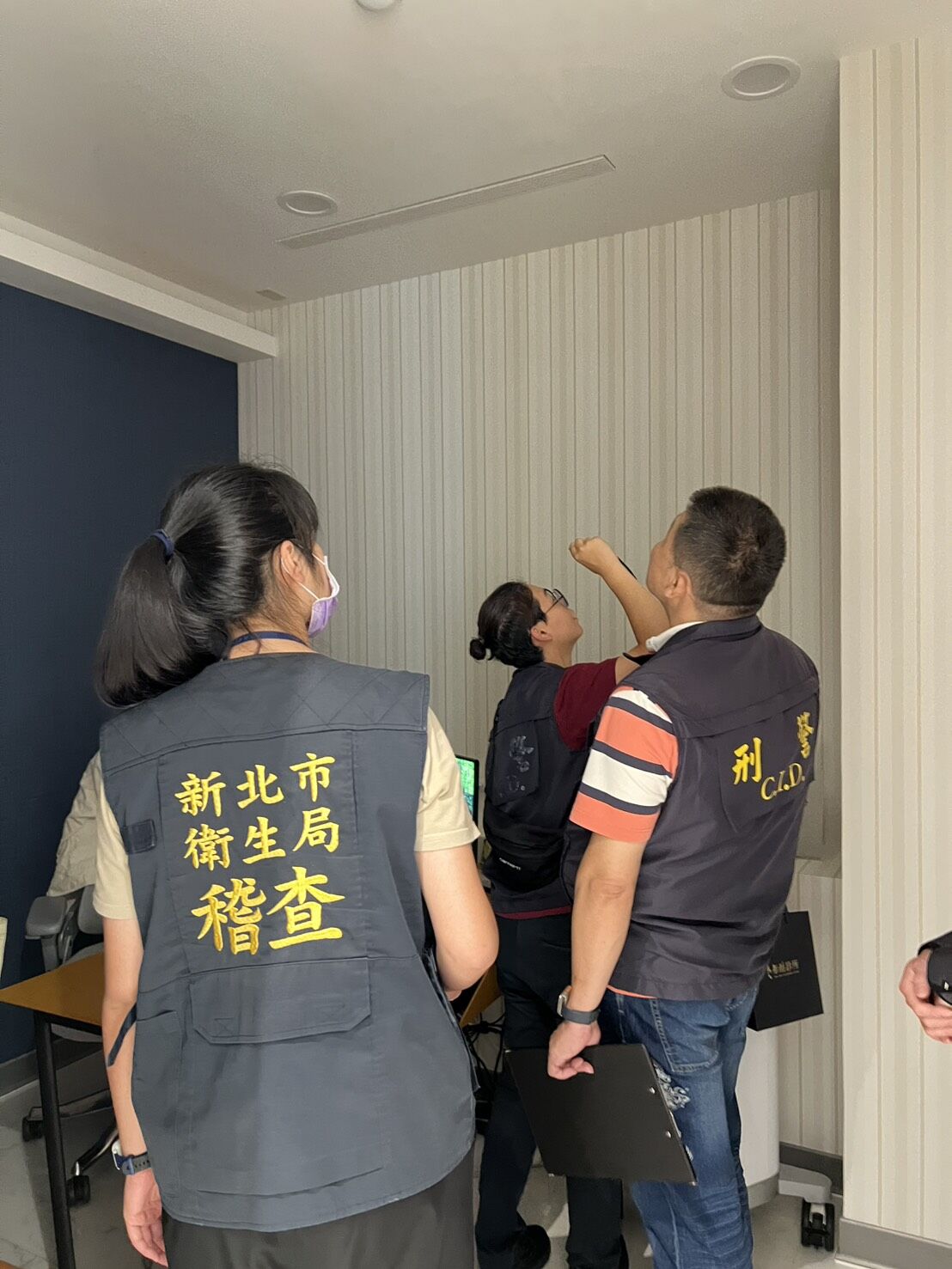 ▲▼新北市政府公安小組展開跨局處聯合稽查。（圖／新北市衛生局提供）
