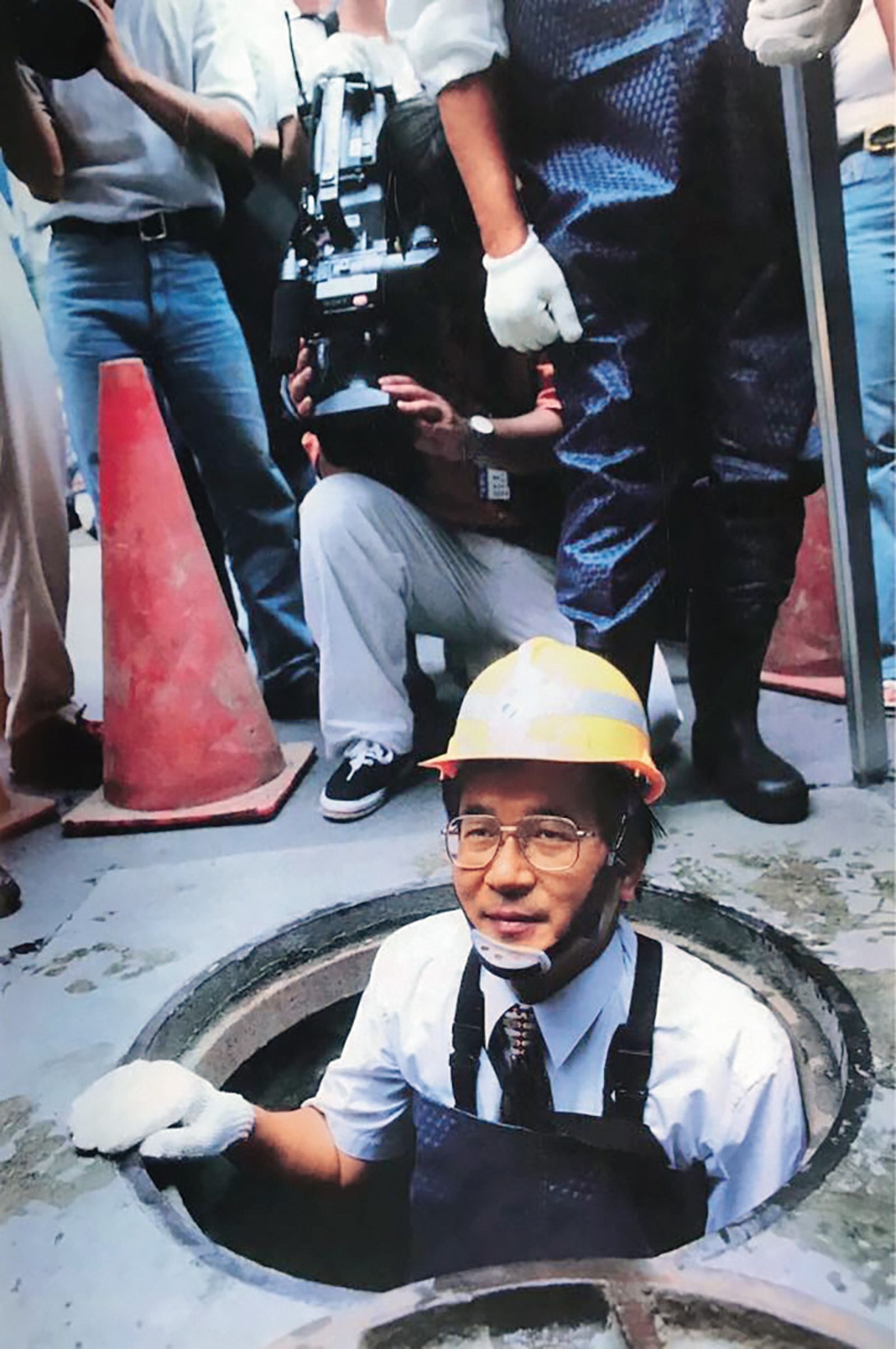 防汛期間，阿扁變身「忍者龜市長」，穿青蛙裝下雨水下水道。（翻攝陳水扁新勇哥物語臉書）