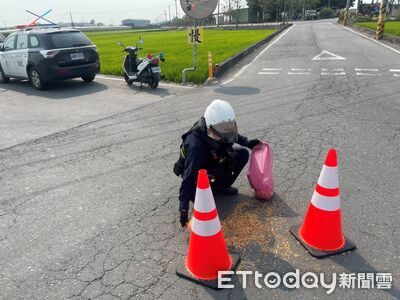 事故車輛機油滲漏造成路面濕滑　東港警鋪木屑排除危機