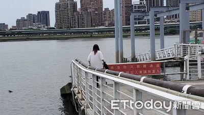 快回來！男大生跳水救人失蹤8小時　胞姊拿衣物呼喚哭紅眼